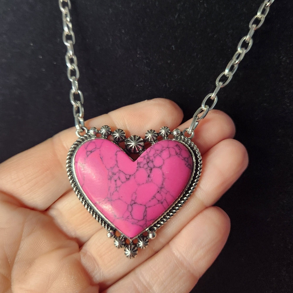 NWOT!  Pink & Silver heart necklace. (G44) - Picture 4 of 5